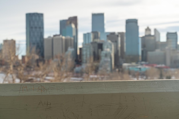 Wazig Calgary downtown zakelijke district skyline met Graffiti