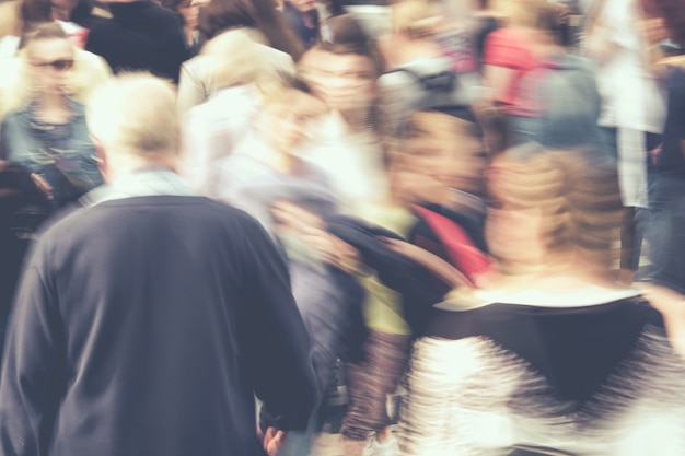 Wazig druk stadsverkeer van mensen in de zomer