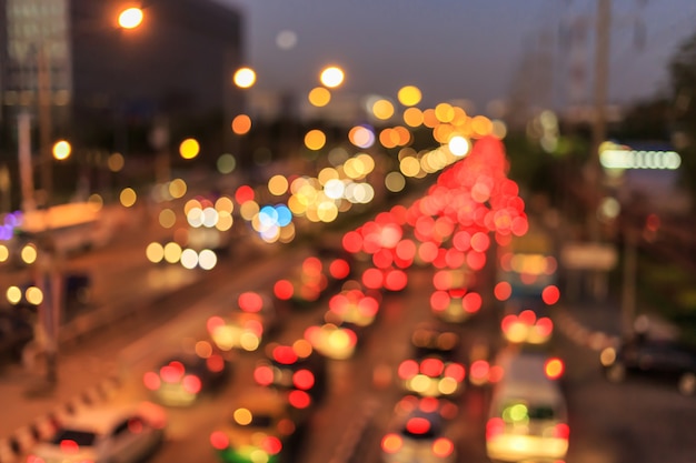 wazig foto van de auto op de weg met bokeh achtergrond van stad straat nacht licht.