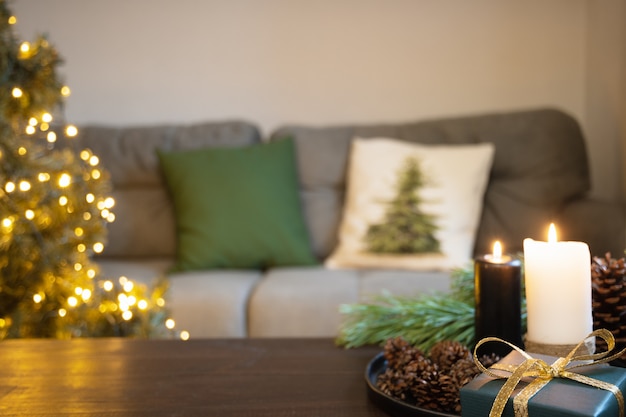 Wazig interieur in woonkamer met kerstboom