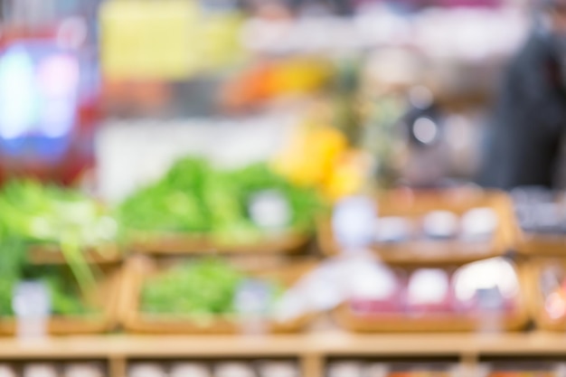 Foto wazig intreepupil achtergrond van producten en teller met kruiden in de supermarkt.