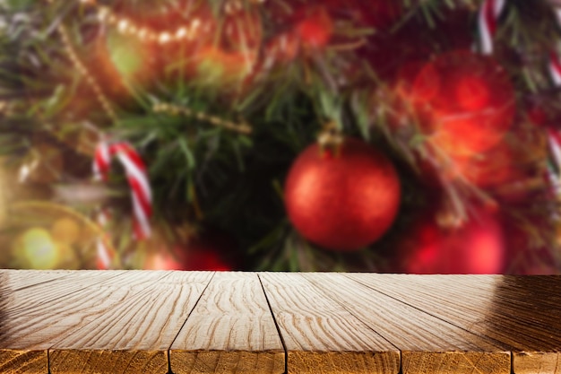 Wazig Kerstachtergrond met lege houten tafel in focus Lege weergave voor productassemblage