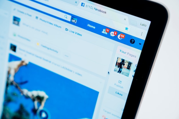 Foto wazig laptop scherm met facebook