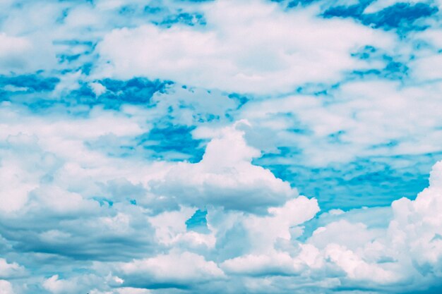 Foto wazig luchtvervaging of azuurblauwe lucht en witte wolk achtergrond, prachtige natuur in de zomer. cloudscape-achtergrond