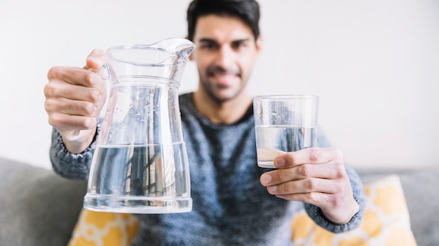 Wazig man weergegeven: kruik en glas