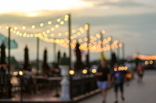 Foto wazig mensen in bokeh, wandelen en ontspannen rond