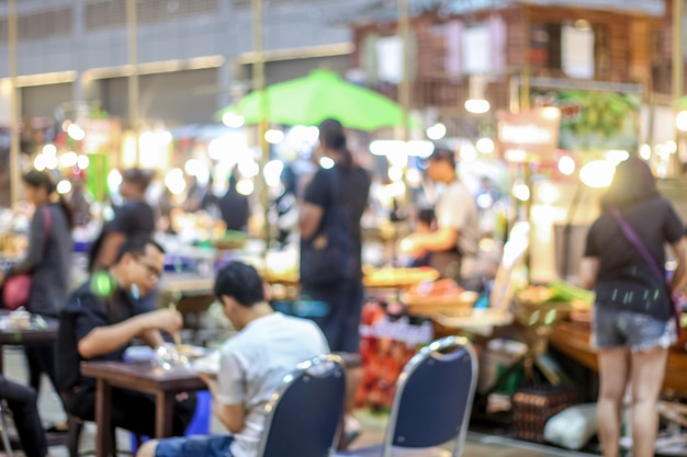 Wazig mensen lopen aanbrengen in de float-markt