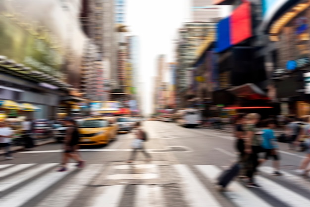 Foto wazig mensen oversteken van de straat