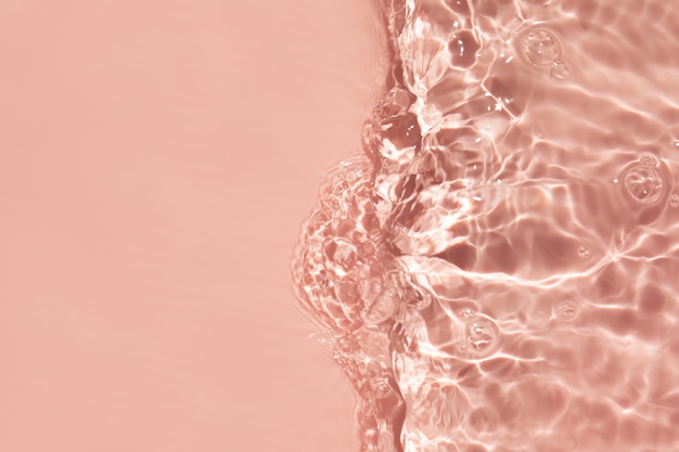 Foto wazig of onscherp transparant helder water roze vloeistof gekleurd helder wateroppervlak