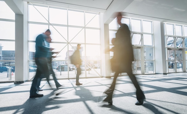 Wazig pendelaars lopen in een gang op een beurs. ideaal voor lay-outs van websites en tijdschriften