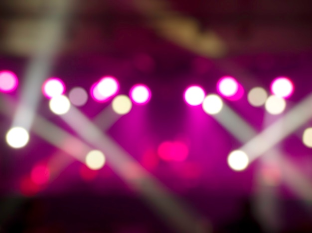 Wazig podium licht concert achtergrond met kleurrijke straal en laserstralen op het podium