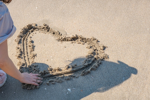 Wazig van het tekenen van hart op een geel zand
