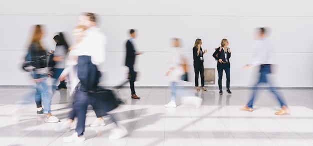 Wazig zakenmensen op een vakbeurs