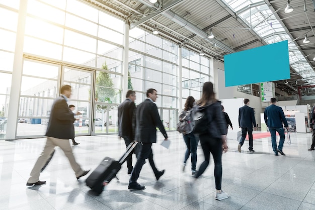 Wazig zakenmensen op een vakbeurs