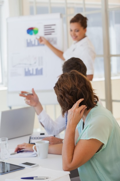 Wazig zakenvrouw presentatie geven aan collega&#39;s