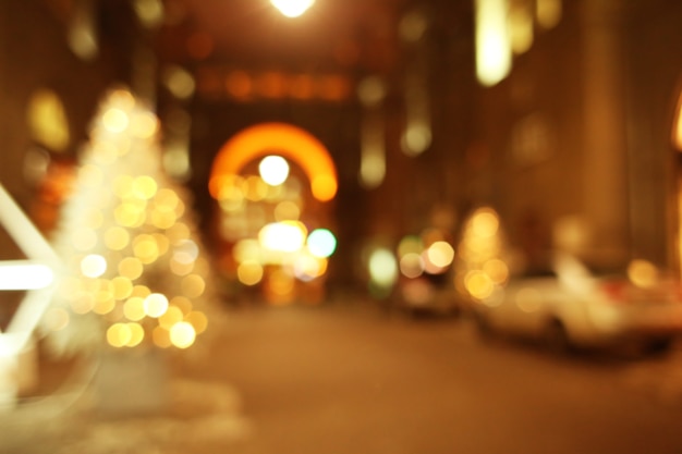 Wazig zicht op stadsstraat met kerstversiering decoration