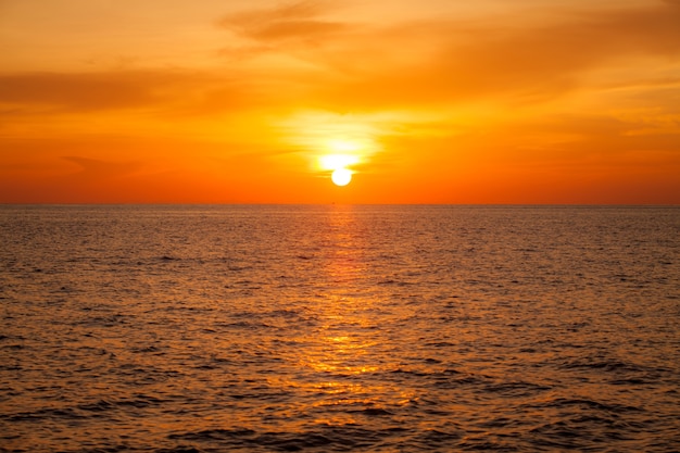 wazige achtergrond mooie zonsondergang boven de zee