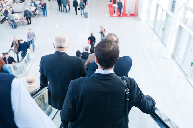 Wazige mensen op een beurs