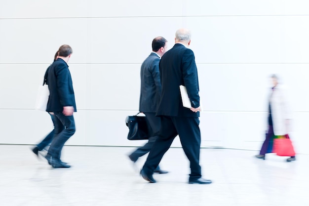 Wazige mensen op een beurs