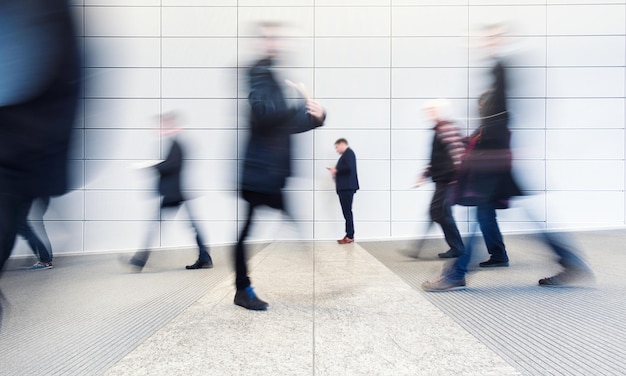 Wazige mensen op een beurs