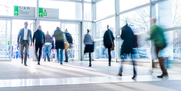 Wazige mensen op een beurs