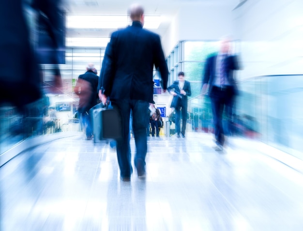 Wazige mensen op een beurs