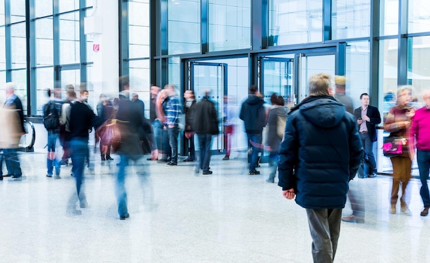 Wazige mensen op een beurs