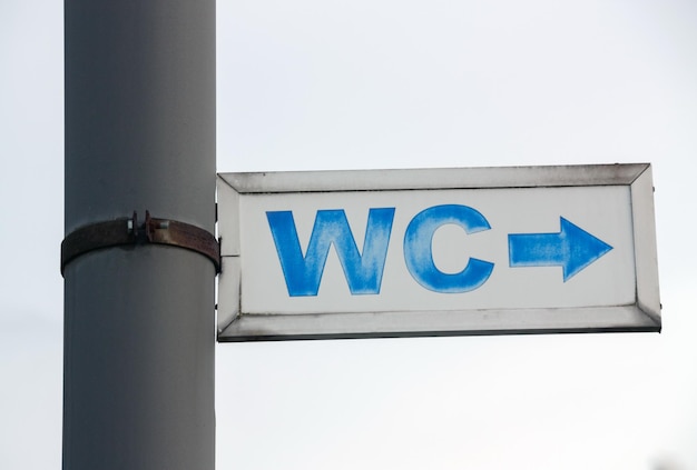 WC-teken close-up in de stad