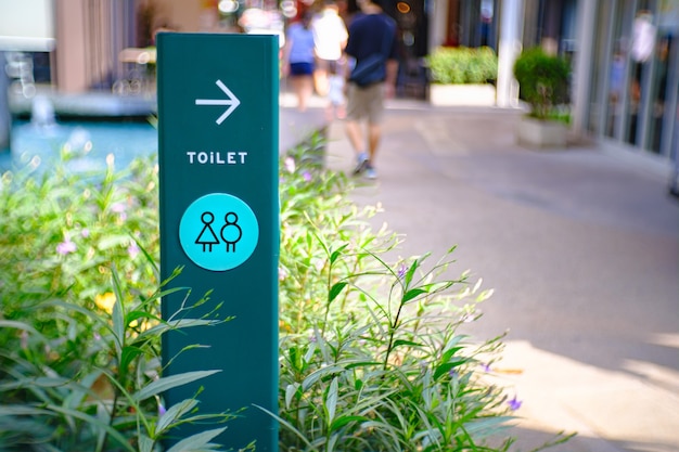 WC teken in pastel groen bord met tuin. Geslacht mannelijk en vrouwelijk symbool op wc-toiletruimte. toilet pictogrammen instellen.