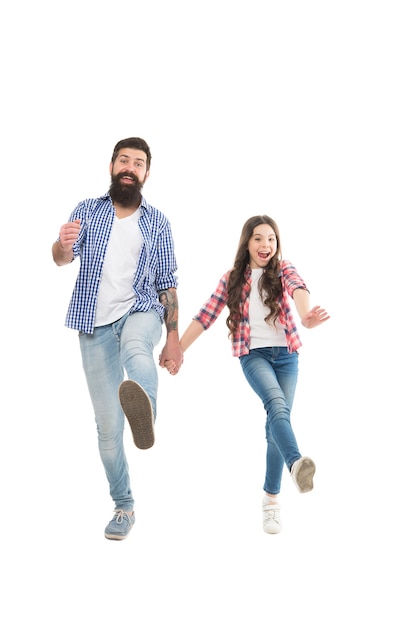 Stiamo arrivando. camminata attiva della famiglia che si tiene per mano. il bambino e il padre felici si godono il servizio fotografico in studio. stile di vita attivo. divertimento e intrattenimento. attività familiare da fare insieme. attivo ed energico.