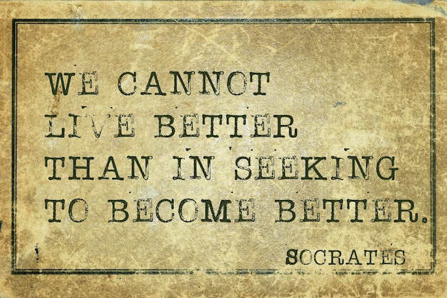 Мы не можем жить лучше, чем в поисках - цитата древнегреческого философа Сократа, напечатанная на гранжевом винтажном картоне