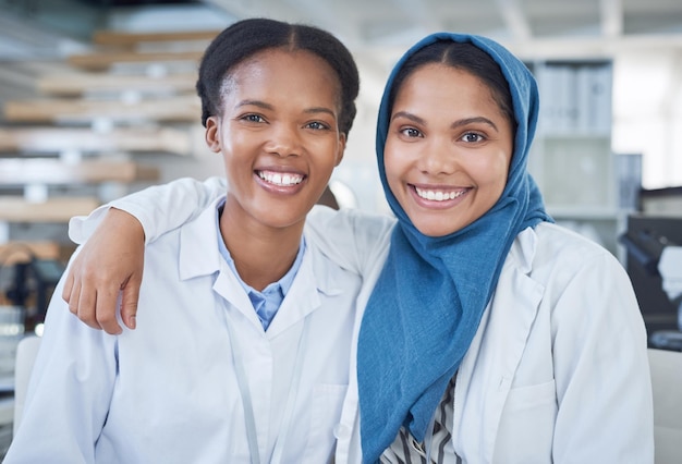 We doen er allemaal toe Wetenschap zegt het Portret van twee jonge wetenschappers die samenwerken in een laboratorium