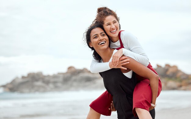 Sogniamo con colori presi in prestito dal mare. inquadratura di una donna che fa un giro a cavalluccio alla sua amica.