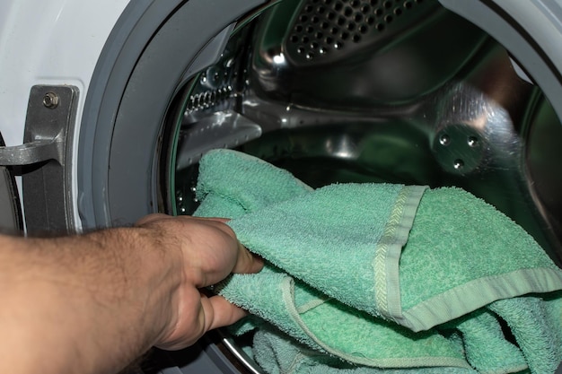 We halen schone handdoeken uit de wasmachine