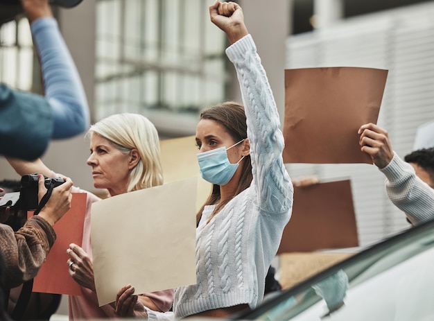 Foto we have rights inquadratura ritagliata di un gruppo di persone con cartelli mentre prendono parte a una manifestazione politica