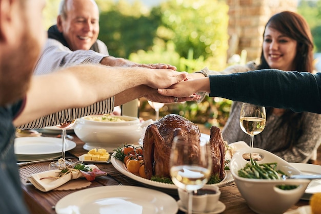 We hebben deze dag allemaal mogelijk gemaakt Handen samen eten en familie vieren met een etentje en ondersteunen vertrouwen en feest voor vakantie of jubileumfeest