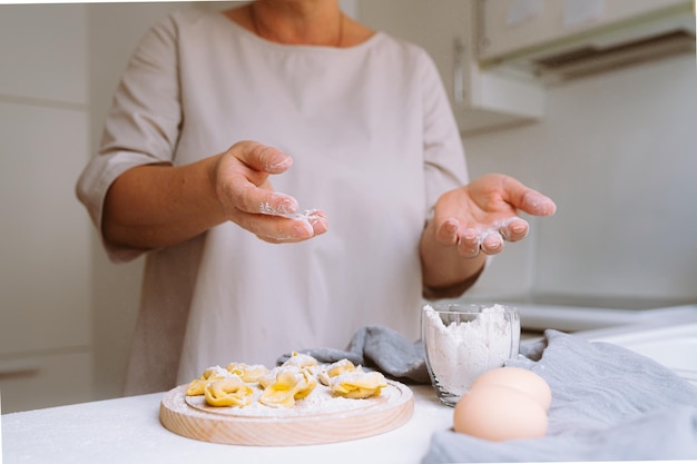 We koken dumplings, ravioli, tortellini thuis in de thuiskeuken