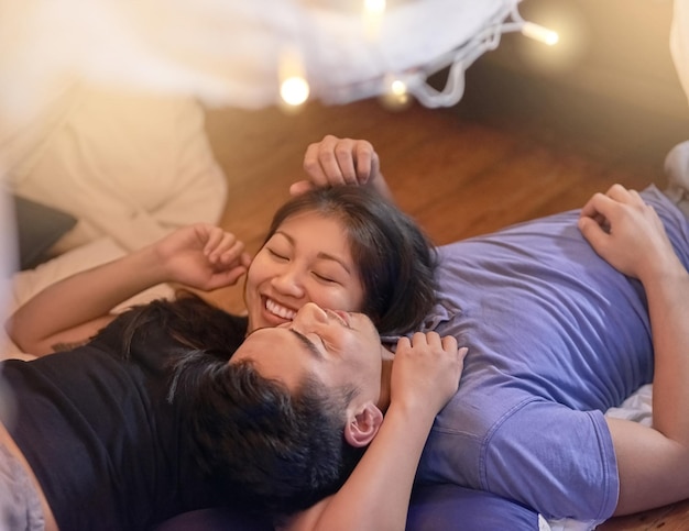 Adoriamo passare il tempo insieme foto ritagliata di una giovane coppia affettuosa che si rilassa a casa