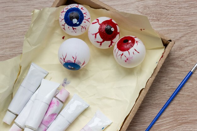 Делаем декор на Хэллоуин, раскрашиваем красками глазное яблоко на теннисном мячике. Поделки своими руками с детьми