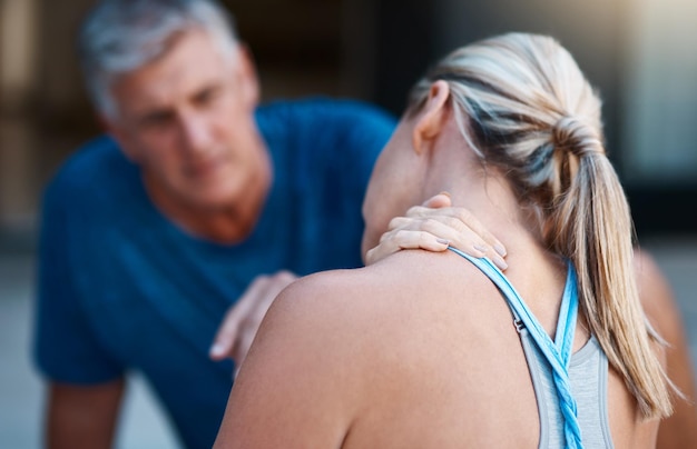 Foto dobbiamo farlo controllare al più presto, tesoro. inquadratura di una donna matura che si tiene il collo dolorante dopo un'intensa sessione di allenamento con suo marito