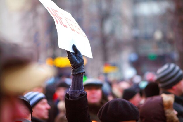 We staan verenigd. Achteraanzicht shot van een groep demonstranten.