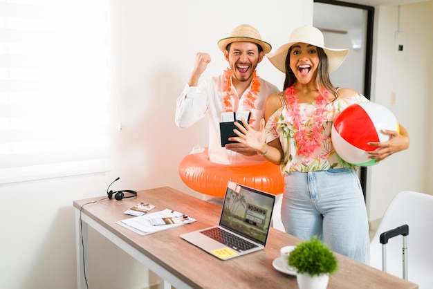 We zijn klaar voor onze ontspannende tropische vakantie. Aantrekkelijke jonge man en vrouw die super enthousiast zijn over hun reis naar het buitenland