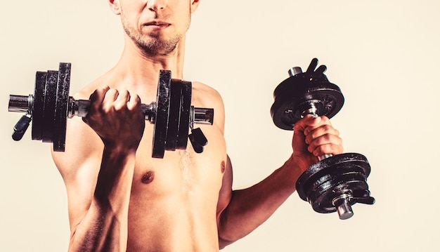 Uomo debole sollevare un peso manubri bicipiti fitness muscolare nerd maleraising un manubrio