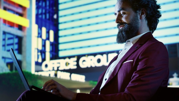 Photo wealthy advisor browses laptop on bench in the city center