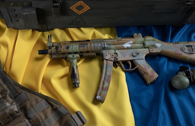 ウクライナの旗を背景にした武器と鎧