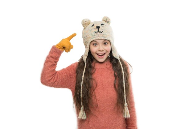니트 모자와 장갑 크리스마스 휴일 활동 재미있는 아이 아늑한 스웨터 흰색 추운 겨울 날씨 따뜻한 옷과 아이들을위한 액세서리에 고립 된 모든 경우에 행복한 어린 시절 어린 소녀를 착용