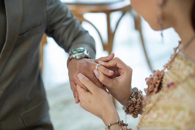 リング結婚指輪愛のカップルを着用してください