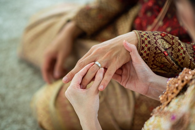 リング結婚指輪愛のカップルを着用してください