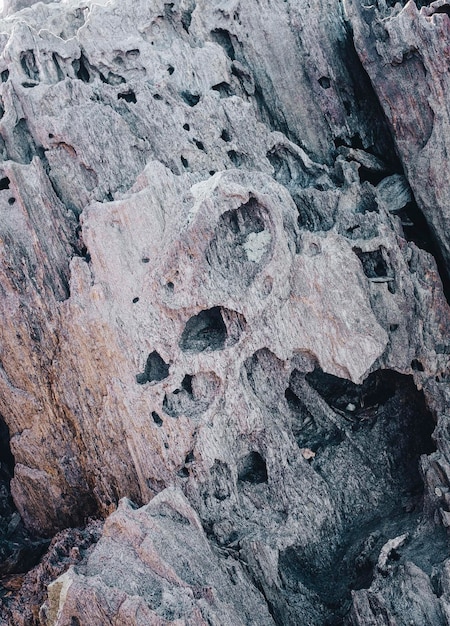 Foto pietra erosa dal tempo che forma forme irregolari