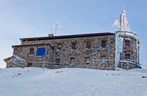 사진 겨울에 zakopane의 kasprowy wierch에 있는 기상 관측소. 자코파네(zakopane)는 폴란드 타트라 산맥(tatra mountains)에 있는 마을입니다. kasprowy wierch는 zakopane의 산으로 폴란드에서 가장 인기 있는 스키장입니다.
